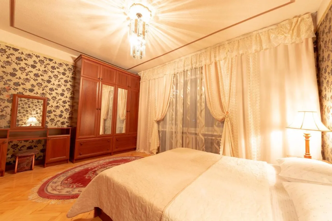 Comfortable Three Bedroom Apartment St. Kutuzova, 14 Kyjev