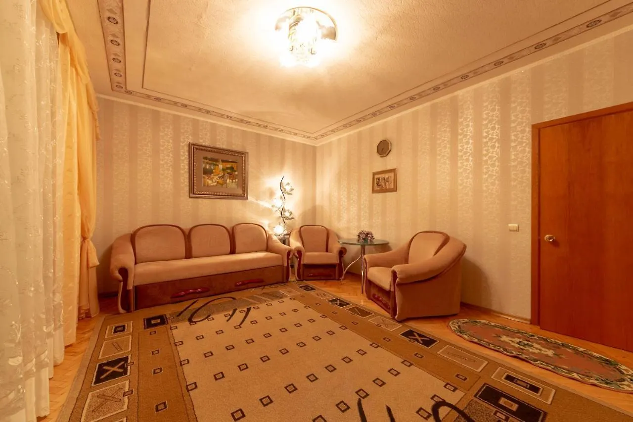 Comfortable Three Bedroom Apartment St. Kutuzova, 14 Kyjev