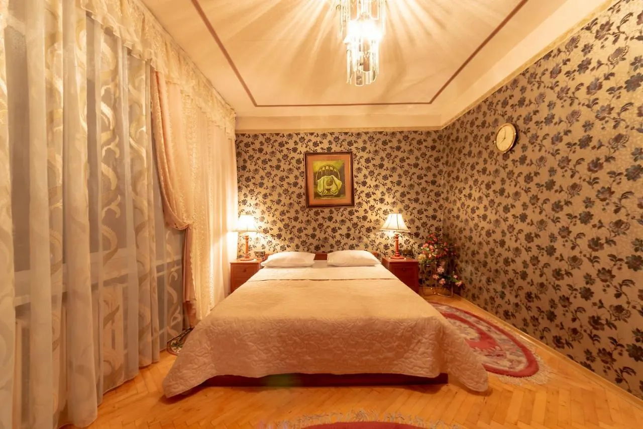Comfortable Three Bedroom Apartment St. Kutuzova, 14 Kyjev